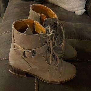 Girls tannish/gray boots
